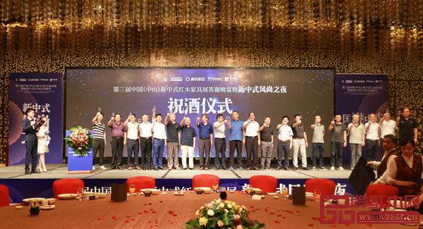 林伟华(左五)与出席晚宴的其他领导嘉宾共同上台祝酒 林伟华(左五)与出席晚宴的其他领导嘉宾共同上台祝酒