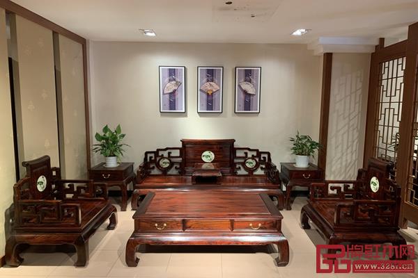 伟世鸿泰红木《宫廷宝座》荟萃了中华文化两大精髓，红木与国画相结合，尽显中国文化浓厚底蕴