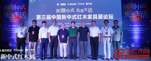 唐开军(右二)与出席论坛的其他领导嘉宾合影 唐开军(右二)与出席论坛的其他领导嘉宾合影
