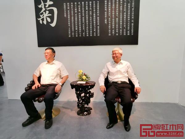 深圳市委宣传部副部长刘文斌(右)和深圳报业集团社长陈寅(左)试坐泰和园菊花椅 深圳市委宣传部副部长刘文斌(右)和深圳报业集团社长陈寅(左)试坐泰和园菊花椅