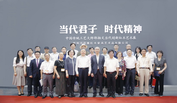 出席首发仪式的重量级嘉宾在泰和园当代君子展区前合影 出席首发仪式的重量级嘉宾在泰和园当代君子展区前合影