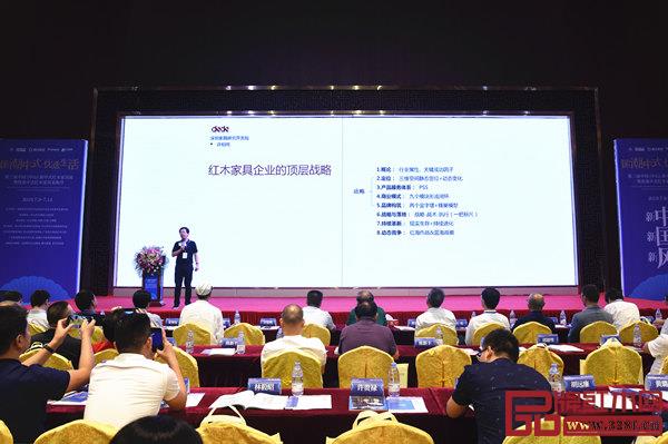 深圳家具研究开发院院长、南京林业大学博士生导师许柏鸣在《红木家具企业的顶层战略》主题分享时表示,通过红海作战加蓝海战略,让红木家具企业在市场竞争中赢得未来 深圳家具研究开发院院长、南京林业大学博士生导师许柏鸣在《红木家具企业的顶层战略》主题分享时表示,通过红海作战加蓝海战略,让红木家具企业在市场竞争中赢得未来