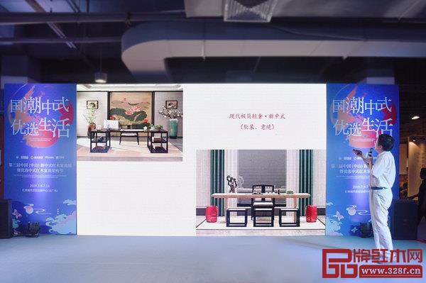 全联艺术红木家具专业委员会专家顾问、深圳大学艺术设计学院教授、深圳大学家具设计研究所所长唐开军在《新中式家具的未来》主题讲座分享时,指明了新中式家具时代化的途径 全联艺术红木家具专业委员会专家顾问、深圳大学艺术设计学院教授、深圳大学家具设计研究所所长唐开军在《新中式家具的未来》主题讲座分享时,指明了新中式家具时代化的途径