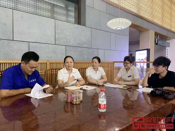 员工们分组交流学习心得 员工们分组交流学习心得