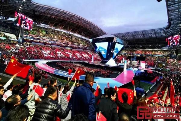 第45届世界技能大赛闭幕式现场,中国观众激动挥舞着国旗 第45届世界技能大赛闭幕式现场,中国观众激动挥舞着国旗