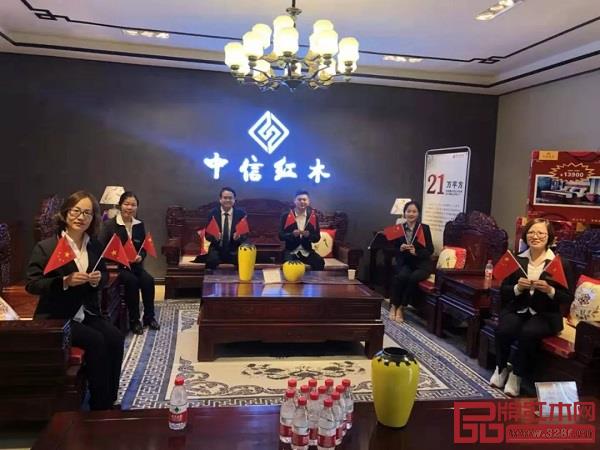 商学院院长吴昊城与门店店员 商学院院长吴昊城与门店店员