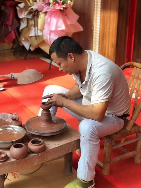 花艺、陶艺、古筝、山水画等各类文化活动在东成红木宜兴旗舰店现场展开 花艺、陶艺、古筝、山水画等各类文化活动在东成红木宜兴旗舰店现场展开