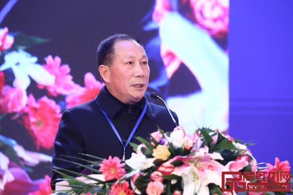 御乾堂红木董事长马海军作“御乾堂红木精品大红酸枝之路与‘丝路’同灿”的主题发布 御乾堂红木董事长马海军作“御乾堂红木精品大红酸枝之路与‘丝路’同灿”的主题发布