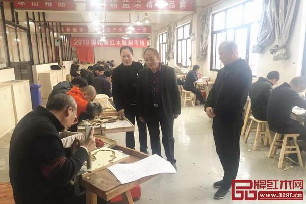2019御乾堂红木雕刻考核现场（左为御乾堂董事长马海军，中间亚太地区手工艺大师冯文土，右为御乾堂传统家具设计雕刻大师黄志勤）