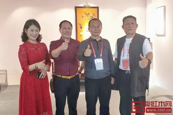 北京故宫博物院副研究员周京南（右二）和御乾堂红木董事长马海军（左二）留影
