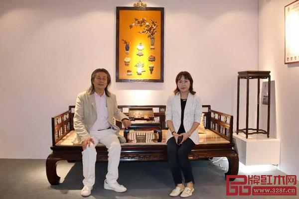 中国传统家具专业委员会主席团主席、中国工艺美术协会副理事长伍炳亮（左）与御乾堂总经理马姣姣留影