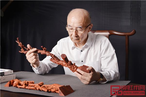 邵湘文大师对于作品的研发十分投入 邵湘文大师对于作品的研发十分投入