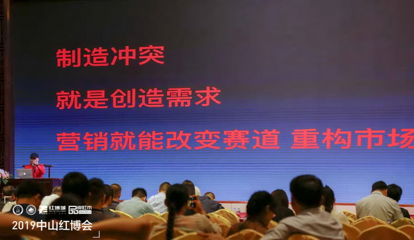 杨六老师结合冲突理论和实战研究,分享品牌营销技巧,帮助现场学员作进一步的思考与总结 杨六老师结合冲突理论和实战研究,分享品牌营销技巧,帮助现场学员作进一步的思考与总结