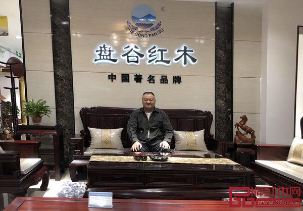 盘谷红木董事长吴应华亲自下专卖店指导开业工作 盘谷红木董事长吴应华亲自下专卖店指导开业工作