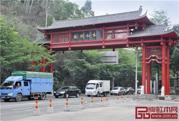 著名的观澜红木家居艺术街全程3公里,云集了众多红木家具企业 著名的观澜红木家居艺术街全程3公里,云集了众多红木家具企业
