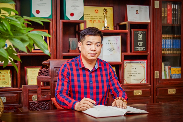 80后学术型企业家尹付林,将“潮”思维注入在传统红木行业中,推动“广作”流派发展 80后学术型企业家尹付林,将“潮”思维注入在传统红木行业中,推动“广作”流派发展