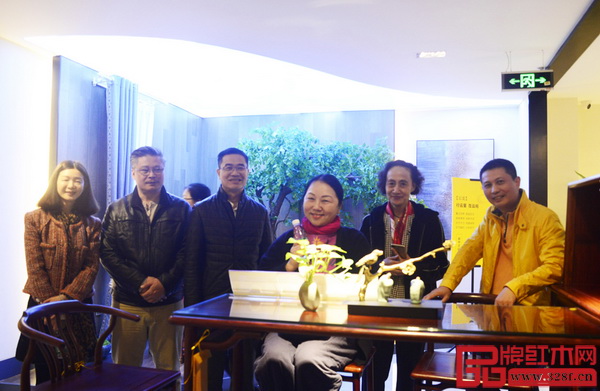 在广东省家具协会会长王克(左三)、红古轩总经理吴赤宇的陪同下,中国家具协会副理事长张冰冰(右二)一行近距离品鉴红古轩红木家具 在广东省家具协会会长王克(左三)、红古轩总经理吴赤宇的陪同下,中国家具协会副理事长张冰冰(右二)一行近距离品鉴红古轩红木家具