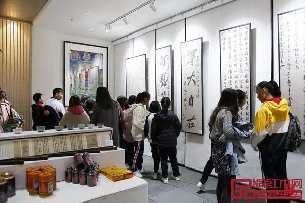 从东方花道艺术作品展示和插花体验到藏茶藏香养生体验、文创工艺品展览等,吸引了众多红木家具爱好者 从东方花道艺术作品展示和插花体验到藏茶藏香养生体验、文创工艺品展览等,吸引了众多红木家具爱好者