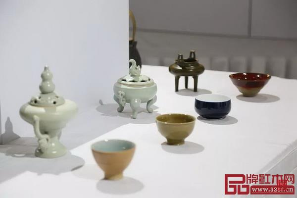 从东方花道艺术作品展示和插花体验到藏茶藏香养生体验、文创工艺品展览等,吸引了众多红木家具爱好者 从东方花道艺术作品展示和插花体验到藏茶藏香养生体验、文创工艺品展览等,吸引了众多红木家具爱好者