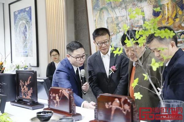 从东方花道艺术作品展示和插花体验到藏茶藏香养生体验、文创工艺品展览等,吸引了众多红木家具爱好者 从东方花道艺术作品展示和插花体验到藏茶藏香养生体验、文创工艺品展览等,吸引了众多红木家具爱好者