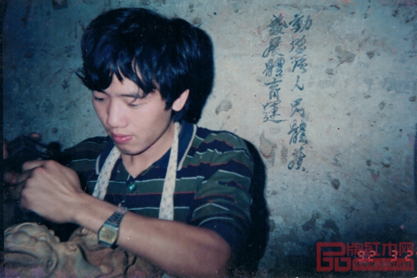 陈新平出身雕刻世家,自小师承名匠,学习雕刻技艺 陈新平出身雕刻世家,自小师承名匠,学习雕刻技艺