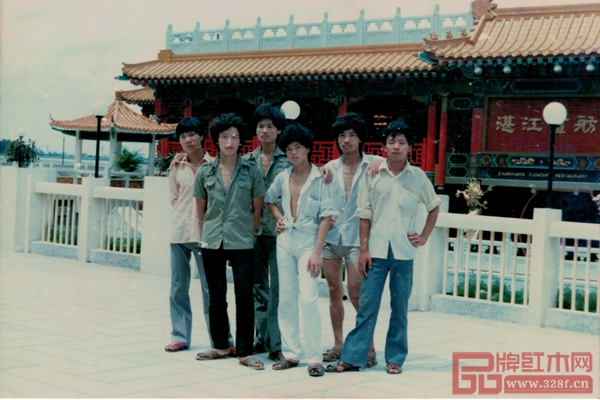1989年,在陈新平(左二)的倡议和组织下,杜世春(右一)、陈正民(左四)等人的积极响应下,“大不同”工作队正式成立。照片摄于1989年湛江画舫 1989年,在陈新平(左二)的倡议和组织下,杜世春(右一)、陈正民(左四)等人的积极响应下,“大不同”工作队正式成立。照片摄于1989年湛江画舫