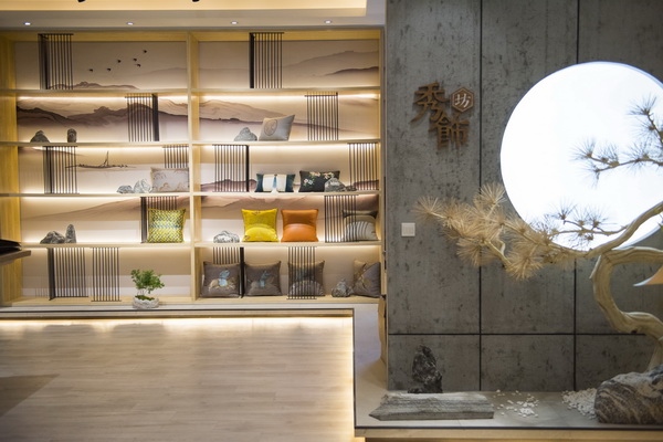 秀饰坊花园红木家具市场的直营店,装修新颖、软饰齐全 秀饰坊花园红木家具市场的直营店,装修新颖、软饰齐全