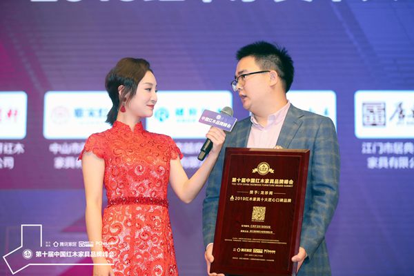 龙珍阁总经理陆勋接受湖北卫视主持人刘熙烨采访 龙珍阁总经理陆勋接受湖北卫视主持人刘熙烨采访