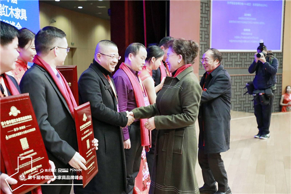 中国收藏家协会副会长维佳女士为越府红木董事长葛亮攀颁奖.jpg 中国收藏家协会副会长维佳女士为越府红木董事长葛亮攀颁奖.jpg