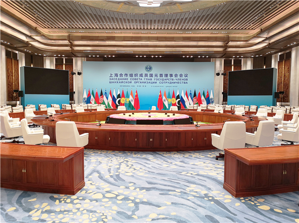 明堂红木为上海合作组织成员国元首理事会第十八次会议提供现场使用的红木家具.jpg 明堂红木为上海合作组织成员国元首理事会第十八次会议提供现场使用的红木家具.jpg