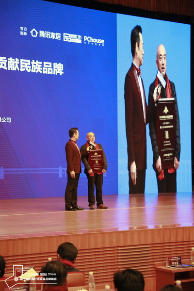 明堂红木总经理助理徐志峰接受中央电视台著名主持人赵保乐采访.jpg 明堂红木总经理助理徐志峰接受中央电视台著名主持人赵保乐采访.jpg