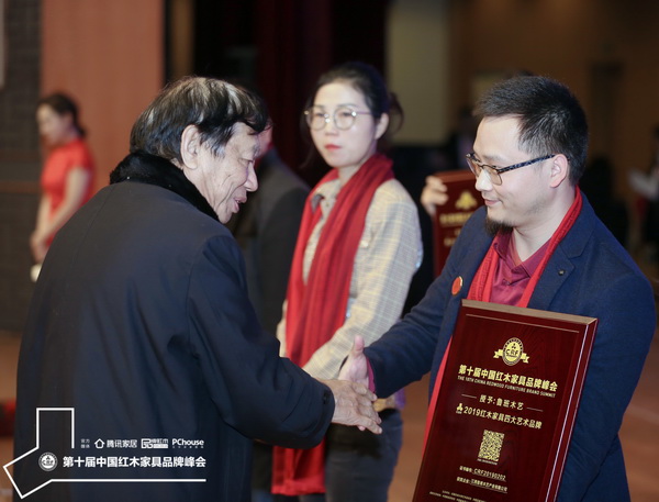 全国工商联第十一届执委宋建文(左)为鲁班木艺总经理李景春(右)颁发“2019红木家具四大艺术品牌”牌匾 全国工商联第十一届执委宋建文(左)为鲁班木艺总经理李景春(右)颁发“2019红木家具四大艺术品牌”牌匾