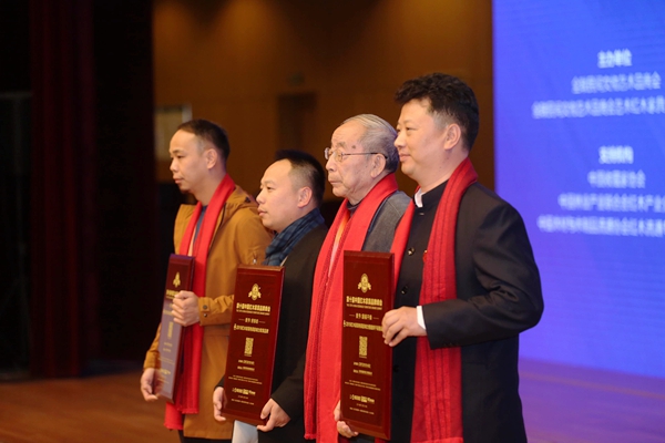 中国红木家具技术专家曹新民(右二)为国福干燥颁发“2019红木家具特具影响力智能烘干设备品牌”奖牌,董事长李国林(右一)上台领奖 中国红木家具技术专家曹新民(右二)为国福干燥颁发“2019红木家具特具影响力智能烘干设备品牌”奖牌,董事长李国林(右一)上台领奖
