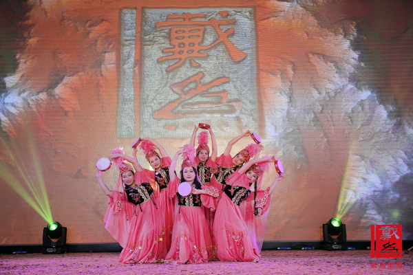 戴为红木员工表演婀娜多姿的民族舞蹈《绽放》 戴为红木员工表演婀娜多姿的民族舞蹈《绽放》