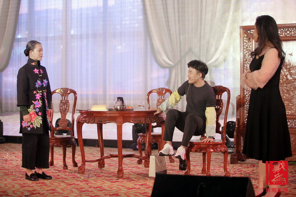 戴为红木员工自编自演的小品《爱回家》获得最佳表演奖 戴为红木员工自编自演的小品《爱回家》获得最佳表演奖