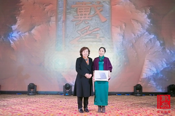 戴为红木合伙人、泓文博雅艺术馆馆长潘海英女士为中奖者颁发奖品微软笔记本电脑 戴为红木合伙人、泓文博雅艺术馆馆长潘海英女士为中奖者颁发奖品微软笔记本电脑