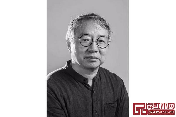 松乔工匠,本名乔子龙,苏州大学建筑系(传统家具)专业教师,资深造园师、建筑师、室内设计师,长期从事传统书画创作,近年来专注于传统家具研究与设计,出版有《匠学图绘》、《匠说构造》、《匠意图制》及《松乔图制》等。 松乔工匠,本名乔子龙,苏州大学建筑系(传统家具)专业教师,资深造园师、建筑师、室内设计师,长期从事传统书画创作,近年来专注于传统家具研究与设计,出版有《匠学图绘》、《匠说构造》、《匠意图制》及《松乔图制》等。