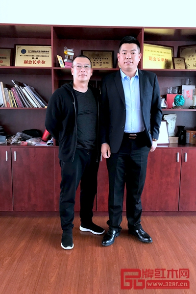 中国红木消费权益保障工程(广东)客服中心主任尹付林(右)与汇楹红木城总经理何文照(左)合影留念 中国红木消费权益保障工程(广东)客服中心主任尹付林(右)与汇楹红木城总经理何文照(左)合影留念