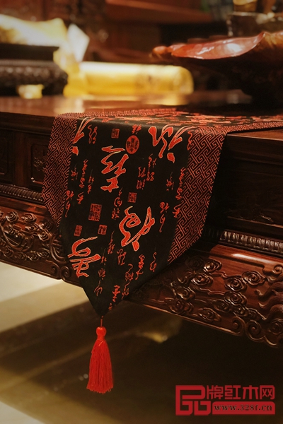 红色桌旗是较经典的款式,代表着喜庆与高贵 红色桌旗是较经典的款式,代表着喜庆与高贵