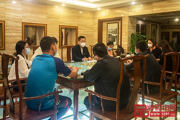 王克会长在会议上了解红古轩目前状况 王克会长在会议上了解红古轩目前状况