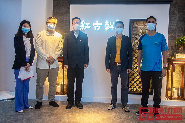 王克会长(左三)与中山市红木家具行业协会会长林志洪(左二)、红古轩总经理吴赤宇(右二)、厂长李仲良先生(右一)、营销总监杨晶女士(左一)合影留念 王克会长(左三)与中山市红木家具行业协会会长林志洪(左二)、红古轩总经理吴赤宇(右二)、厂长李仲良先生(右一)、营销总监杨晶女士(左一)合影留念