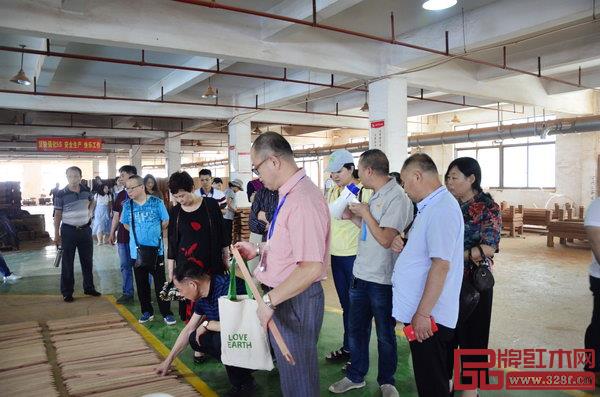 经销商实地考察双洋红木生产车间 经销商实地考察双洋红木生产车间