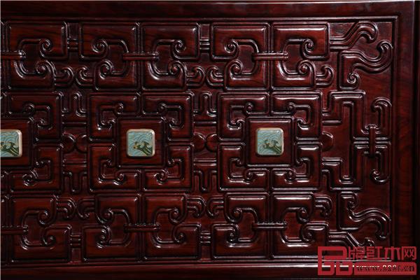 “丝带玉佩纹”设计灵感来自古代君子佩玉,寓意“君子比德于玉”.jpg “丝带玉佩纹”设计灵感来自古代君子佩玉,寓意“君子比德于玉”.jpg
