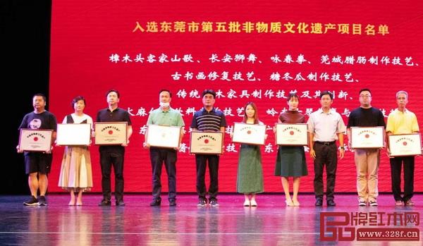 国寿红木总经理陈卫棠(右二) 国寿红木总经理陈卫棠(右二)