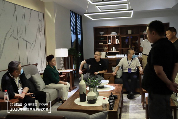 参加2020中山红木经销商大会的经销商来到行草中山红博城的旗舰店参观体验 参加2020中山红木经销商大会的经销商来到行草中山红博城的旗舰店参观体验