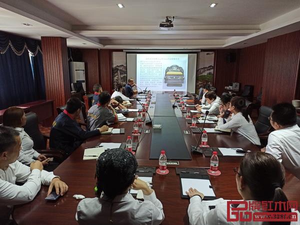 明清宫廷家具专家、紫檀文化学者、传统家具木材药用研究第一人周京南进行现场讲座 明清宫廷家具专家、紫檀文化学者、传统家具木材药用研究第一人周京南进行现场讲座