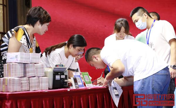 中信红木2020年招商大会得到了经销商的热烈响应 中信红木2020年招商大会得到了经销商的热烈响应