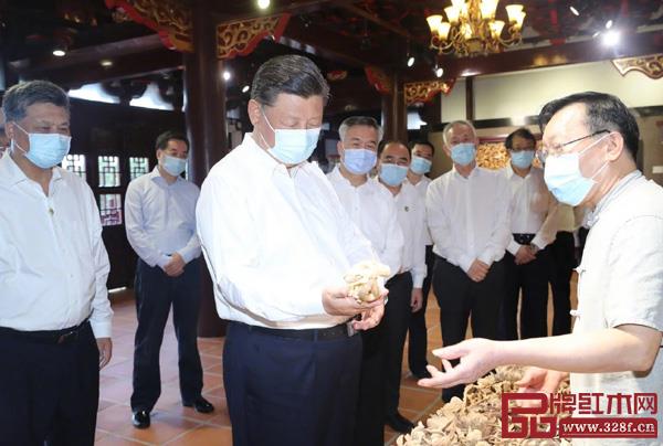 习总书记赴广东考察,观赏潮州木雕精品 习总书记赴广东考察,观赏潮州木雕精品