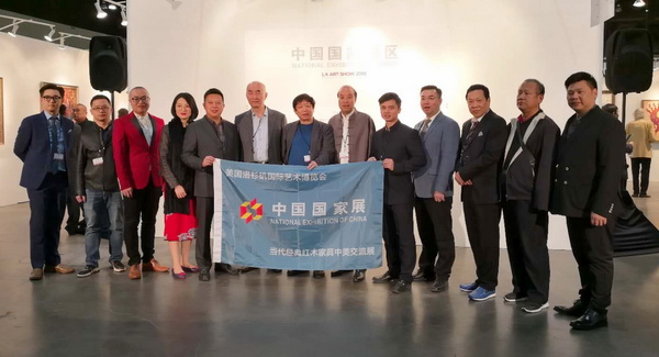 2018年1月,6家红木家具企业及相关发起单位代表团肩负文化交流使命到访美国,将展览取名为“当代经典红木家具中美交流展” 2018年1月,6家红木家具企业及相关发起单位代表团肩负文化交流使命到访美国,将展览取名为“当代经典红木家具中美交流展”