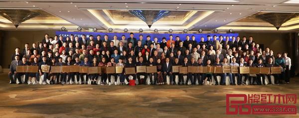 2020年中信红木第十届经销商大会参会嘉宾大合照 2020年中信红木第十届经销商大会参会嘉宾大合照